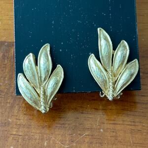 Vintage Gold Tone Kramer Clip On Earrings Leaf Pattern Retro 80s